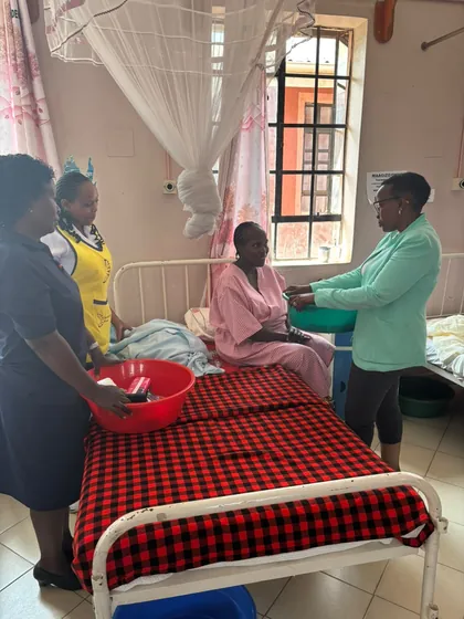 A mother pack delivered in the ward